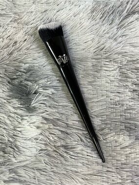 KAT VON D: Lock-It Edge Foundation Brush #10